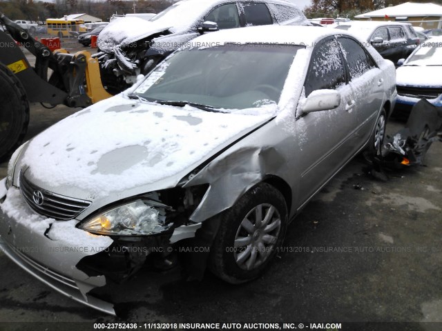4T1BE32K25U080682 - 2005 TOYOTA CAMRY LE/XLE/SE SILVER photo 2