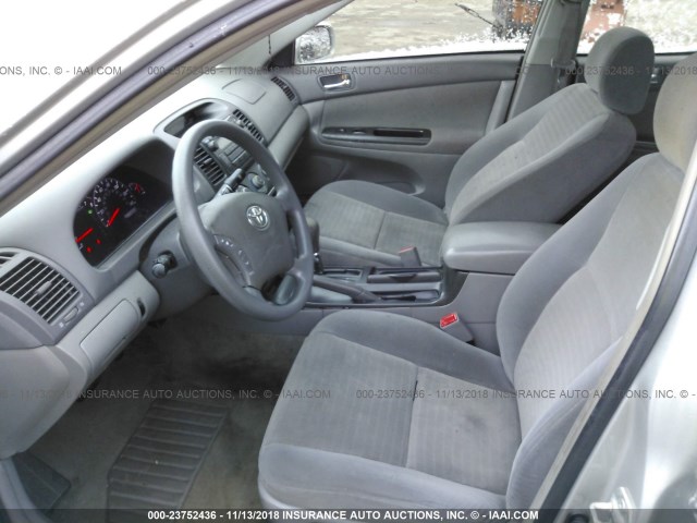 4T1BE32K25U080682 - 2005 TOYOTA CAMRY LE/XLE/SE SILVER photo 5