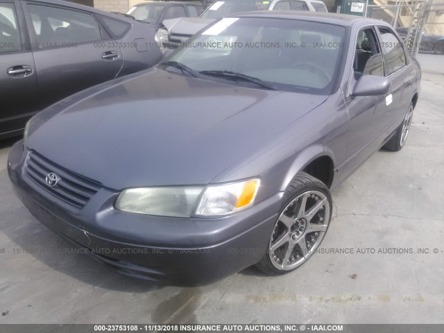 4T1BG22K5XU910868 - 1999 TOYOTA CAMRY CE/LE/XLE 灰色 照片 2