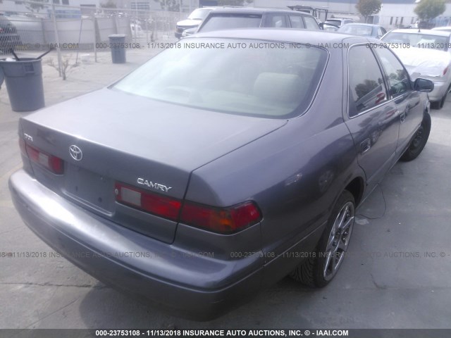 4T1BG22K5XU910868 - 1999 TOYOTA CAMRY CE/LE/XLE 灰色 照片 4