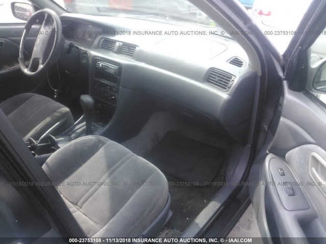 4T1BG22K5XU910868 - 1999 TOYOTA CAMRY CE/LE/XLE 灰色 照片 5