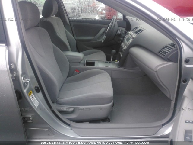 4T4BF3EK0BR133650 - 2011 TOYOTA CAMRY SE/LE/XLE 银色 照片 5