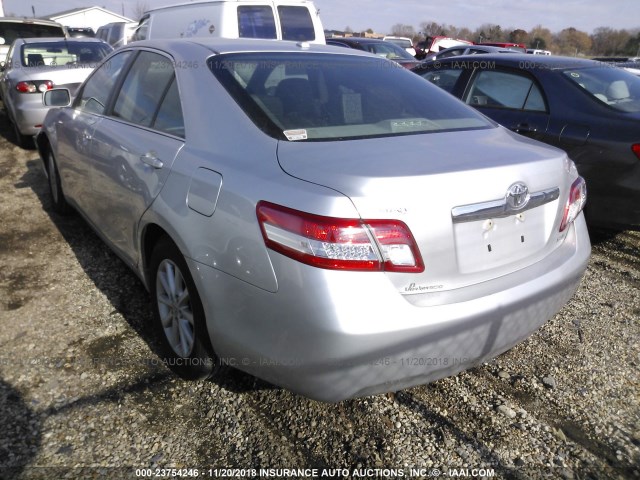 4T4BF3EK6AR079205 - 2010 TOYOTA CAMRY SE/LE/XLE SILVER photo 3