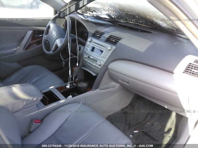 4T4BF3EK6AR079205 - 2010 TOYOTA CAMRY SE/LE/XLE SILVER photo 5