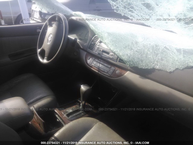4T1BF32K34U081397 - 2004 TOYOTA CAMRY LE/XLE/SE BLACK photo 5
