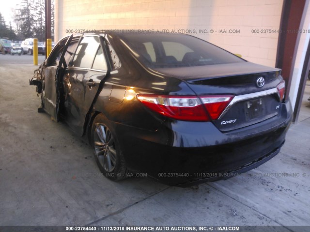 4T1BF1FK1FU962343 - 2015 TOYOTA CAMRY LE/XLE/SE/XSE BLUE photo 3