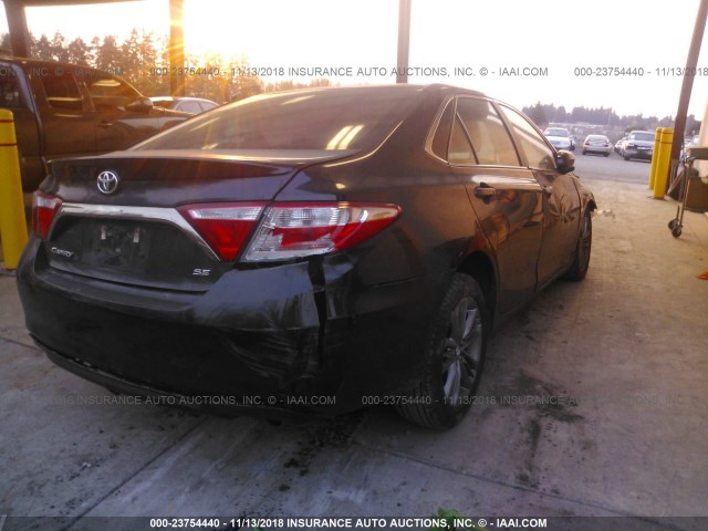 4T1BF1FK1FU962343 - 2015 TOYOTA CAMRY LE/XLE/SE/XSE BLUE photo 4