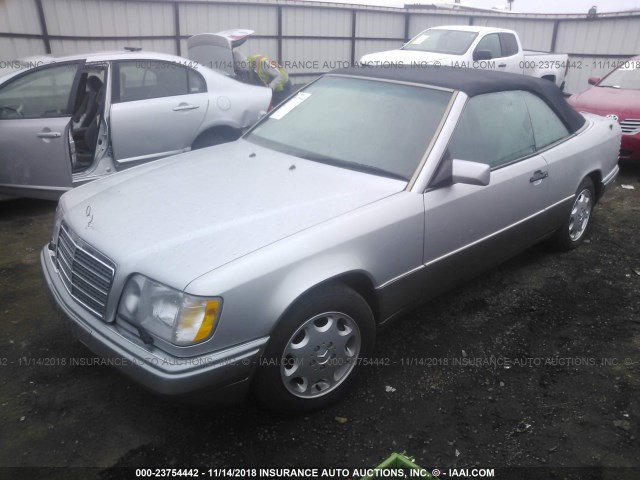 WDBEA66EXRC095492 - 1994 MERCEDES-BENZ E 320 SILVER photo 2