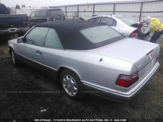 WDBEA66EXRC095492 - 1994 MERCEDES-BENZ E 320 SILVER photo 3