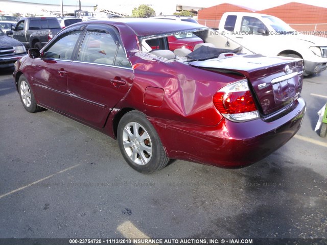 JTDBE32K653006207 - 2005 TOYOTA CAMRY LE/XLE/SE RED photo 3