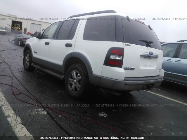 1FMEU63826UA17068 - 2006 FORD EXPLORER XLT WHITE photo 3