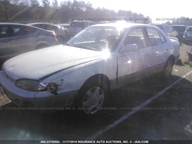 4T1BF12K7TU861633 - 1996 TOYOTA CAMRY LE/XLE/SE WHITE photo 2