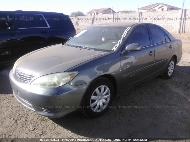 4T1BE32KX5U541482 - 2005 TOYOTA CAMRY LE/XLE/SE GRAY photo 2