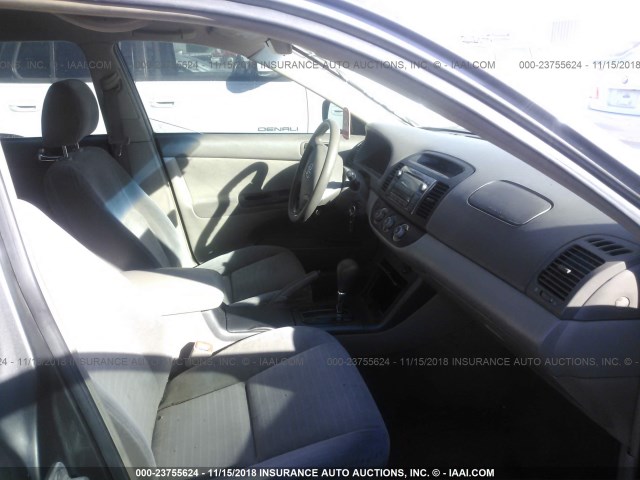 4T1BE32KX5U541482 - 2005 TOYOTA CAMRY LE/XLE/SE GRAY photo 5