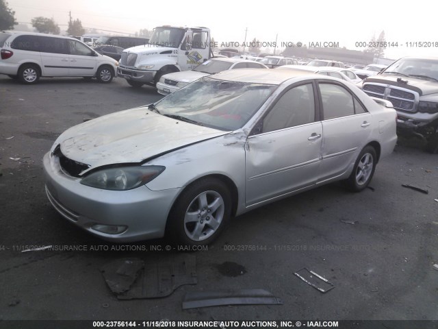 JTDBE32K420121109 - 2002 TOYOTA CAMRY LE/XLE/SE SILVER photo 2