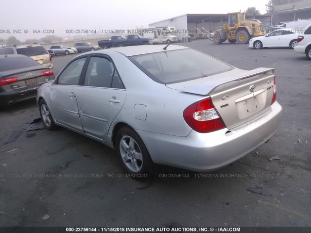 JTDBE32K420121109 - 2002 TOYOTA CAMRY LE/XLE/SE SILVER photo 3