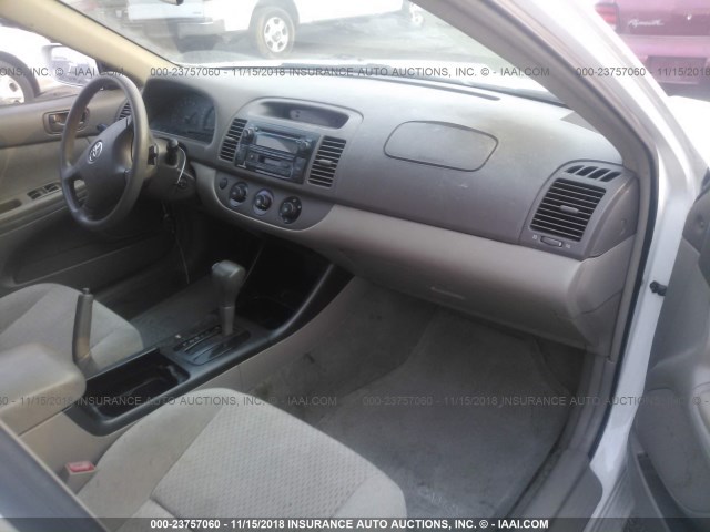4T1BE32K23U156382 - 2003 TOYOTA CAMRY LE/XLE/SE WHITE photo 5