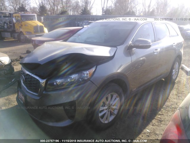 5XYPGDA34KG434445 - 2019 KIA SORENTO LX/L GRAY photo 2