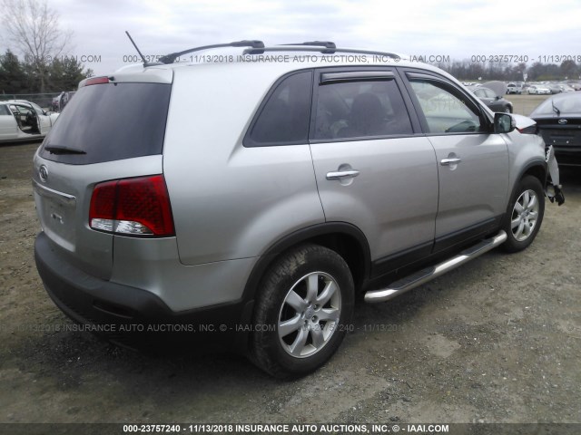 5XYKT3A67DG405910 - 2013 KIA SORENTO LX GRAY photo 4