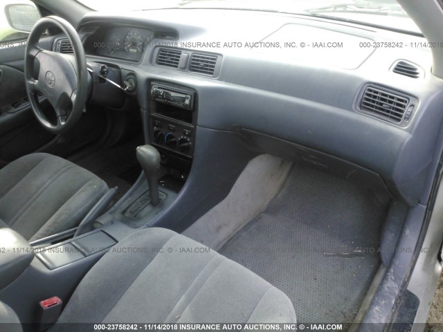 4T1BG22KXYU007844 - 2000 TOYOTA CAMRY CE/LE/XLE GRAY photo 5