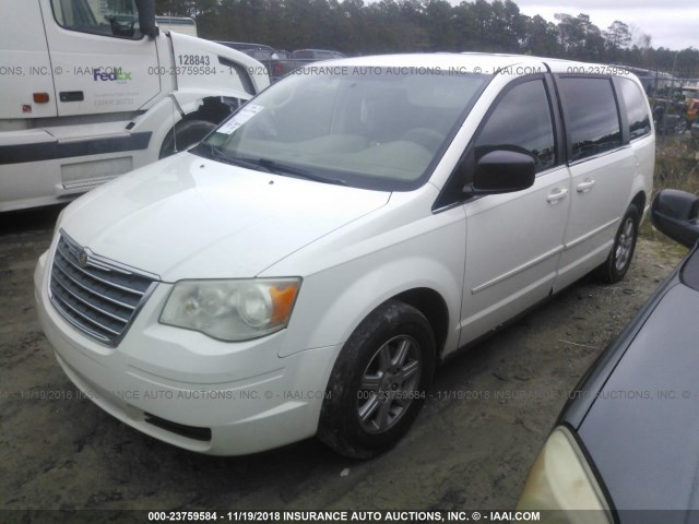 2A4RR2D14AR442020 - 2010 CHRYSLER TOWN & COUNTRY LX WHITE photo 2