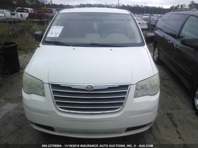 2A4RR2D14AR442020 - 2010 CHRYSLER TOWN & COUNTRY LX WHITE photo 6