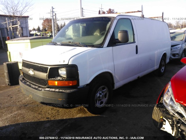 1GCFG15X841120579 - 2004 CHEVROLET EXPRESS G1500  WHITE photo 2