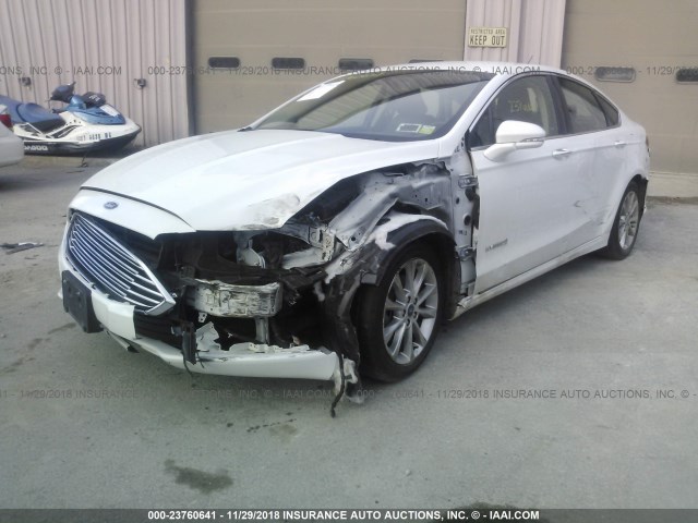 3FA6P0LUXHR376825 - 2017 FORD FUSION SE HYBRID WHITE photo 2