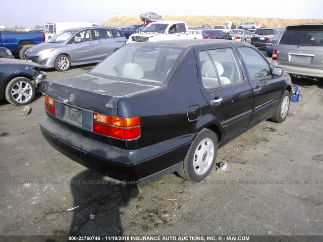 3VWRB81H5WM224789 - 1998 VOLKSWAGEN JETTA GL BLACK photo 4