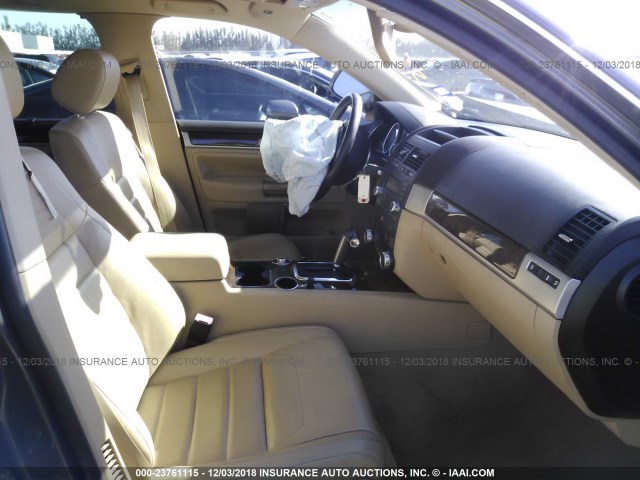 WVGCB77L68D003257 - 2008 VOLKSWAGEN TOUAREG 2 V8 GRAY photo 5