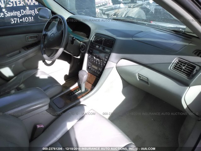 JT8BF28G6W0096504 - 1998 LEXUS ES 300 GRAY photo 5