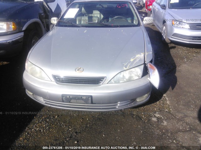 JT8BF28G6W0096504 - 1998 LEXUS ES 300 GRAY photo 6