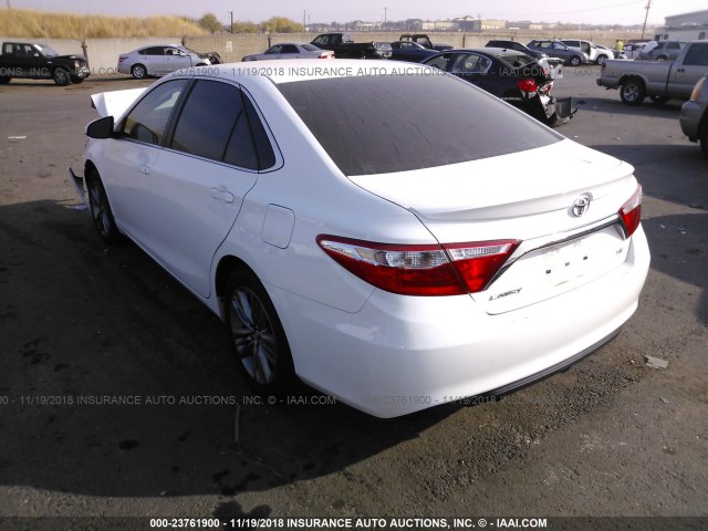 4T1BF1FK1HU303097 - 2017 TOYOTA CAMRY LE/XLE/SE/XSE WHITE photo 3