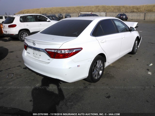 4T1BF1FK1HU303097 - 2017 TOYOTA CAMRY LE/XLE/SE/XSE WHITE photo 4
