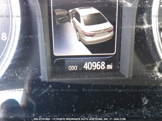 4T1BF1FK1HU303097 - 2017 TOYOTA CAMRY LE/XLE/SE/XSE WHITE photo 7