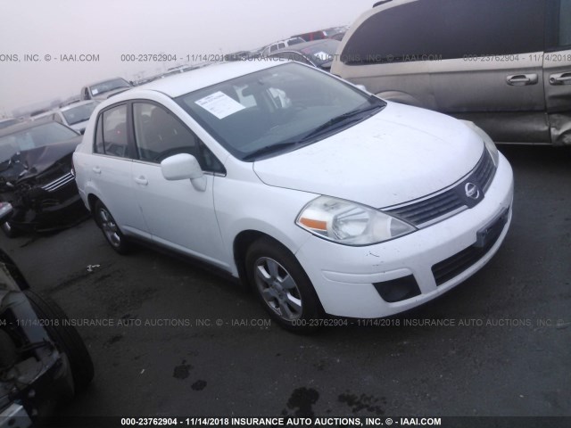 3N1BC11E87L402672 - 2007 NISSAN VERSA S/SL WHITE photo 1