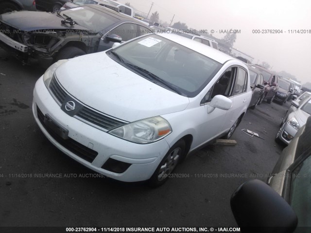 3N1BC11E87L402672 - 2007 NISSAN VERSA S/SL WHITE photo 2