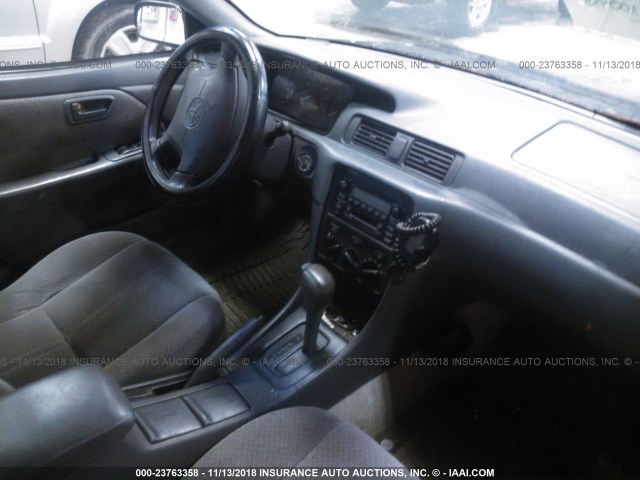 4T1BG22KXYU985101 - 2000 TOYOTA CAMRY CE/LE/XLE 黑色 照片 5
