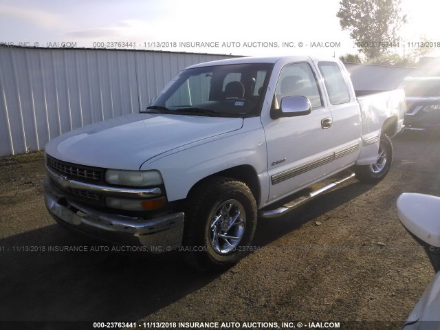 2GCEC19V411208874 - 2001 CHEVROLET SILVERADO C1500 WHITE photo 2