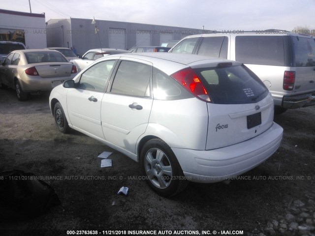 3FAFP37323R121632 - 2003 FORD FOCUS ZX5 WHITE photo 3