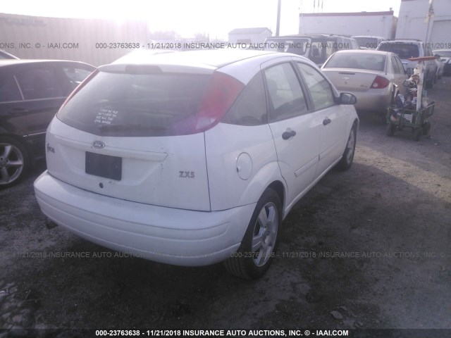 3FAFP37323R121632 - 2003 FORD FOCUS ZX5 WHITE photo 4