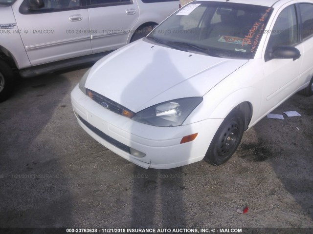 3FAFP37323R121632 - 2003 FORD FOCUS ZX5 WHITE photo 6