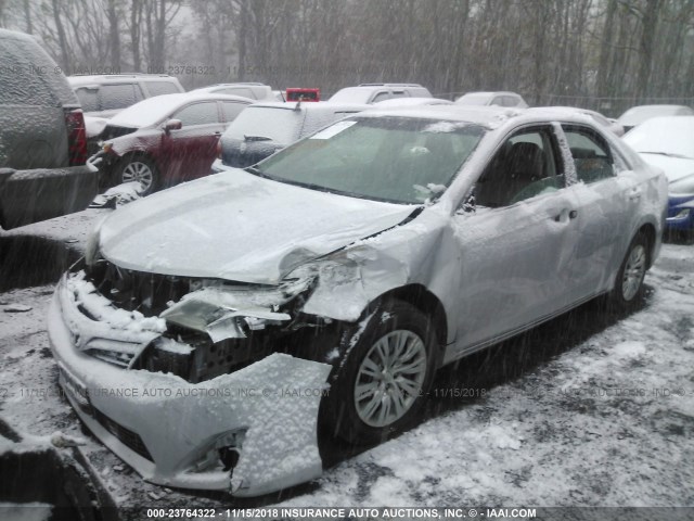 4T1BF1FK3DU265558 - 2013 TOYOTA CAMRY L/SE/LE/XLE ვერცხლისფერი ფოტო 2