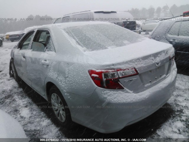 4T1BF1FK3DU265558 - 2013 TOYOTA CAMRY L/SE/LE/XLE ვერცხლისფერი ფოტო 3