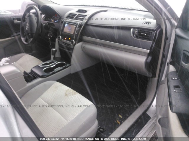 4T1BF1FK3DU265558 - 2013 TOYOTA CAMRY L/SE/LE/XLE ვერცხლისფერი ფოტო 5