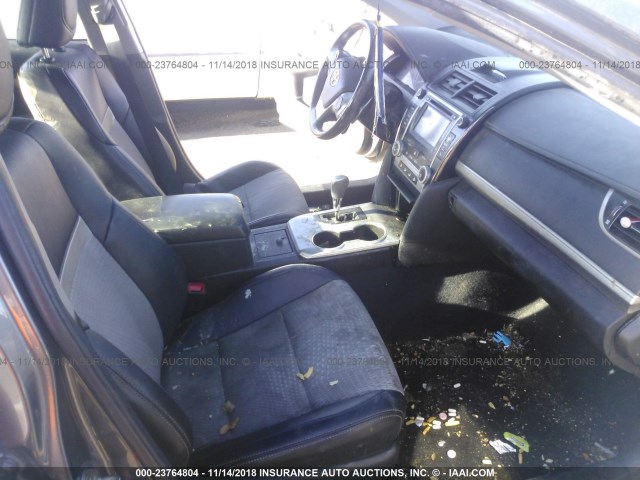 4T1BF1FK1EU419606 - 2014 TOYOTA CAMRY L/SE/LE/XLE 灰色 照片 5