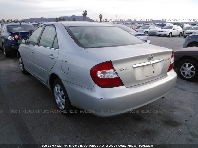 4T1BE32K23U718345 - 2003 TOYOTA CAMRY LE/XLE/SE SILVER photo 3
