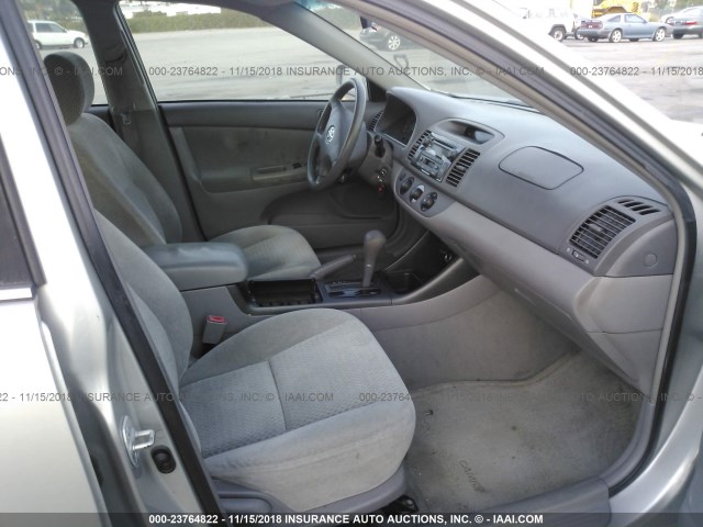 4T1BE32K23U718345 - 2003 TOYOTA CAMRY LE/XLE/SE SILVER photo 5