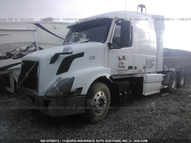 4V4NC9THXAN286533 - 2010 VOLVO VNL L WHITE photo 2