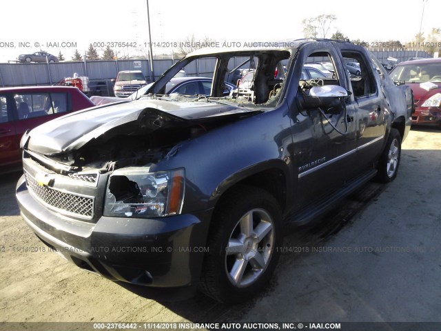 3GNTKGE35BG120255 - 2011 CHEVROLET AVALANCHE LTZ GRAY photo 2